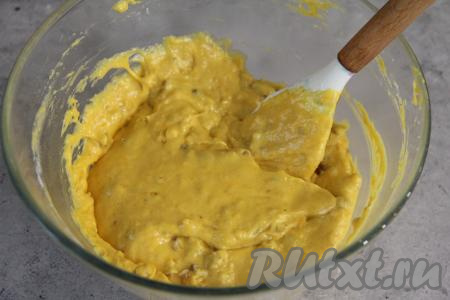 Вмешать орехи лопаткой в тыквенное тесто.