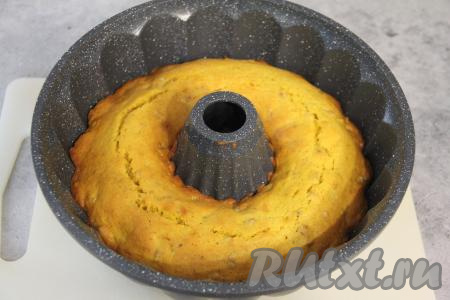 Выпекать кекс с тыквой и грецкими орехами в разогретой духовке минут 40 при температуре 180 градусов. Для того чтобы проверить готовность, проколите выпечку сухой зубочисткой. Если после прокола тыквенного кекса на зубочистке не будет следов теста, она останется сухой, значит доставайте форму из духовки.