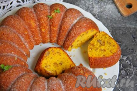 Очень вкусный, яркий тыквенный кекс с грецкими орехами нарезать на кусочки и подать к столу. Уверена эта выпечка с приятной мелкопористой текстурой понравится многим! 