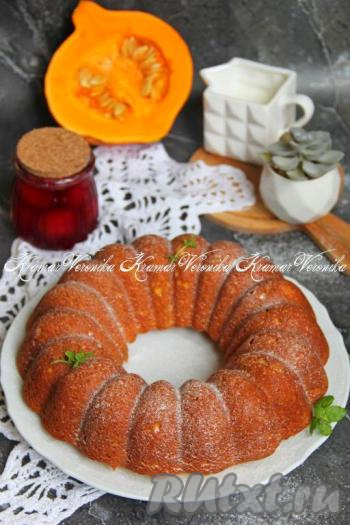 Остывший тыквенно-ореховый кекс переложить на тарелку и присыпать сахарной пудрой.