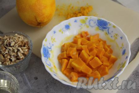 200 грамм тыквы, очищенной от волокон с семечками и кожуры, нарезать на небольшие кубики, переложить в тарелку, в которой можно готовить в СВЧ. Поставить в микроволновку и запечь тыкву до мягкости (ориентировочно в течение 7 минут) при максимальной мощности. Дать запечённой тыкве немного остыть.