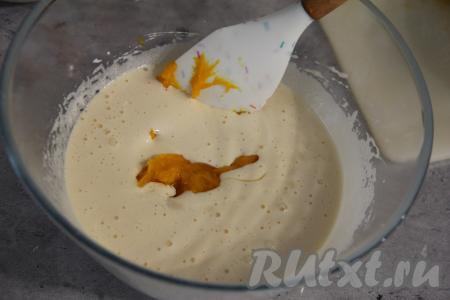 В яичную массу добавить тыквенное пюре и растительное масло, перемешать тыквенно-яичную массу лопаткой.