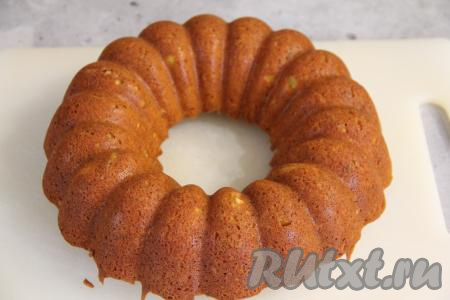 После того как достанете форму из духовки, нужно дать выпечке немного остыть в форме, а затем вынуть из формы и остудить кекс полностью на решётке.