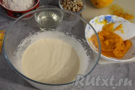 Взбить миксером яйца с сахаром в течение 5 минут, масса посветлеет и станет пышной. Пробить запечённую тыкву в пюре с помощью погружного блендера.