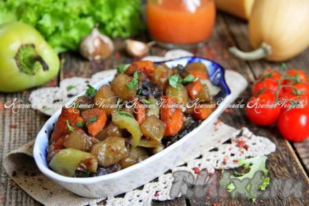 Наивкуснейшее, ароматное овощное рагу, приготовленное с шампиньонами и кабачками, разложить по тарелкам и подать к столу, посыпав, по желанию, рубленной зеленью. 