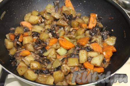 Снять сковороду с огня и оставить рагу настояться под крышкой минут на 10.