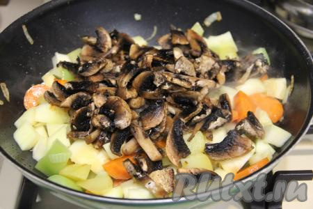 Затем добавить нарезанные шампиньоны (я добавила замороженные шампиньоны) в сковороду, перемешать, тушить овощное рагу с грибами на среднем огне под крышкой минут 15. Овощи должны стать достаточно мягкими, но при этом не должны потерять форму.