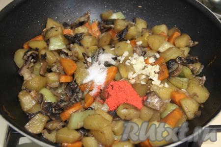 Добавить в рагу мелко нарезанный чеснок, соль и специи (я использовала паприку), перемешать, потомить 1-2 минуты.