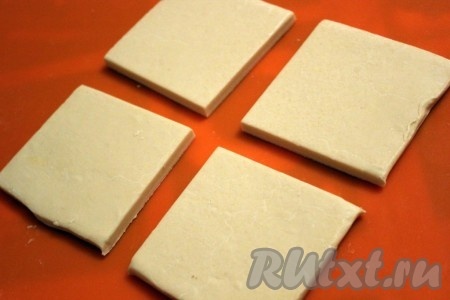 Каждый квадрат теста разморозьте при комнатной температуре, разрежьте на 4 квадратика.