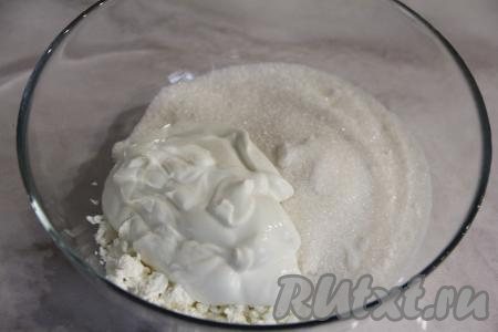 Приготовить начинку для сметанника, для этого нужно соединить в миске творог, сахар и сметану, пробить массу погружным блендером до однородности.