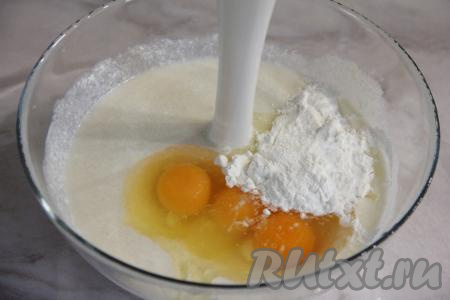 Добавить яйца и крахмал.