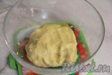 Замесить нежное, пластичное, не липнущее к рукам песочное тесто.