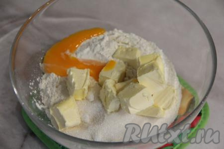 Сразу же добавить яичный желток и холодную воду в миску.