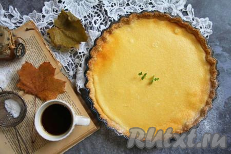 Выпекать сметанник на песочном тесте с творогом ориентировочно 50 минут при температуре 180 градусов. Готовый пирог достать из духовки. Сметаннику нужно обязательно дать полностью остыть, чтобы начинка стабилизировалась.