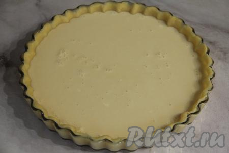 Достать форму с песочной основой из холодильника, влить сметанно-творожную массу в форму и поставить в разогретую духовку.