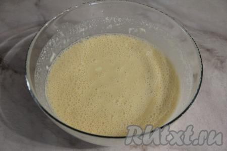 Пробить массу ещё раз блендером, сметанно-творожная масса получится не густой.