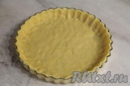 Выложить тесто в форму для выпечки (у меня форма диаметром 25 сантиметров) и распределить тесто по форме, формируя бортик высотой примерно 3 сантиметра. Поставить форму с песочным тестом в холодильник.