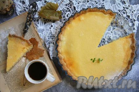 Остывший пирог с нежнейшей творожно-сметанной начинкой нарезать на кусочки и подать к столу.