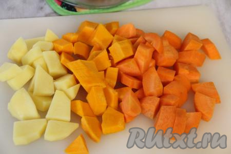 По истечении 25-30 минут снять бульон с огня, достать мясо, дать ему немного остыть, а затем отделить от костей. Бульон, если нужно процедить, снова влить в кастрюлю. В бульон выложить куриное мясо, отделённое от костей. Картошку, тыкву и морковь очистить, нарезать овощи на кубики размером 2 сантиметра на 2 сантиметра.