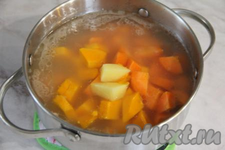 Кастрюлю с бульоном и мясом поставить на огонь. В закипевший бульон выложить нарезанные морковку, тыкву и картошку, добавить лавровый лист, снова дать бульону закипеть и уменьшить огонь.