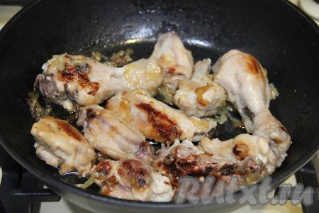 Обжарить лук с кусочками курочки в течение 10 минут (до золотистого цвета курицы со всех сторон), периодически переворачивая и перемешивая. Убавить огонь до минимума, накрыть сковороду крышкой и тушить курочку 15 минут, иногда перемешивая. При необходимости можно добавить в сковороду немного воды, чтобы мясо не пригорело.
