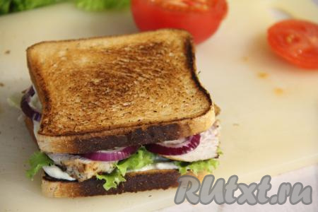 Накрыть начинку вторым кусочком обжаренного хлеба.