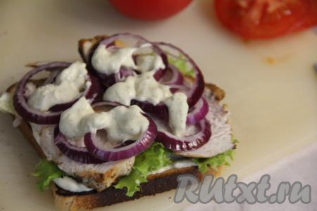 Покрыть лук сверху соусом.