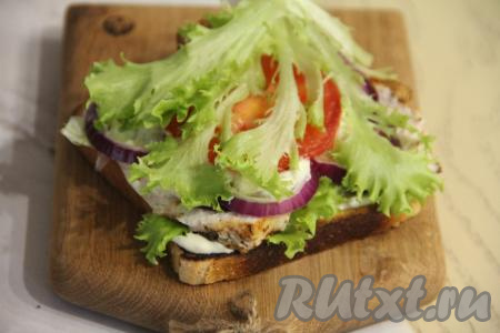 Сверху разместить 2-3 листа салата (или, по желанию, можно выложить пластинку сыра).