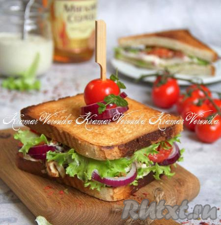 Скрепить клаб-сэндвич с курицей шпажкой или разрезать на 2 части по диагонали. Аналогично приготовить второй клаб-сэндвич.