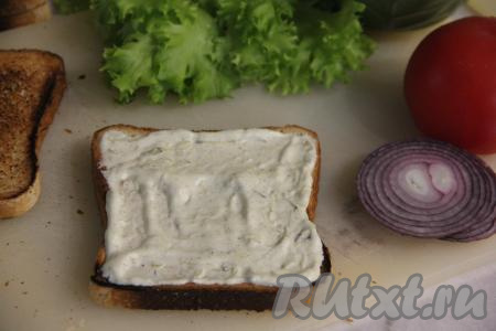 Теперь приступаем к сборке клаб-сэндвича. Для этого кусочек хлеба нужно смазать частью приготовленного соуса.