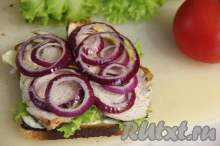 На курочку выложить кольца лука.