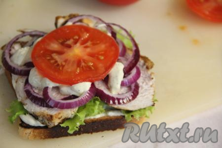 Выложить кружочек помидора.