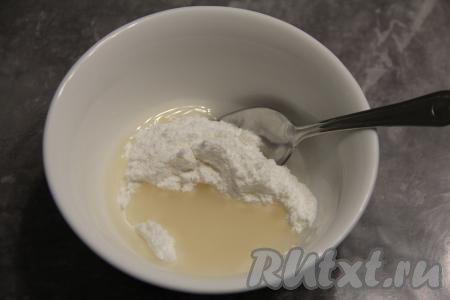 Приготовить глазурь для пряников, для этого нужно в небольшой ёмкости соединить сахарную пудру и воду, перемешать.