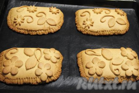 Тульские пряники с повидлом выпекать в разогретой духовке минут 15-20 (до золотистости теста) при температуре 180 градусов. Готовые пряники полностью остудить.