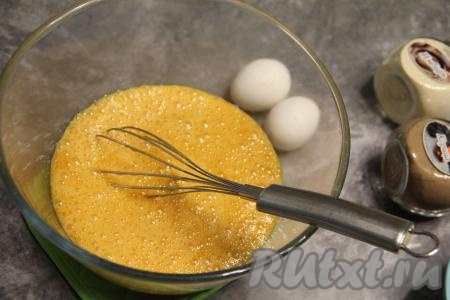 Перелить массу в глубокую миску, в которой будет удобно замешивать тесто, оставить остывать минут на 5.