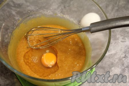 Когда масса значительно остынет, но будет тёплой, добавить в неё сырые яйца и перемешать венчиком.