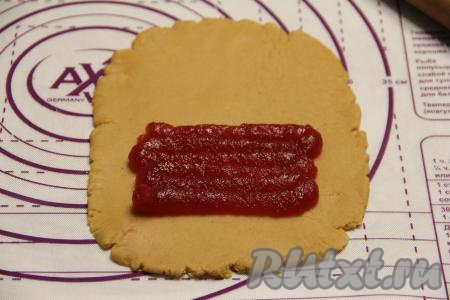 Зрительно разделить прямоугольник на две половины. Выложить повидло на одну половину, как на фото, отступив от краёв.