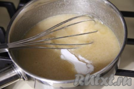 В закипевшую смесь всыпать соду, тщательно перемешать венчиком.