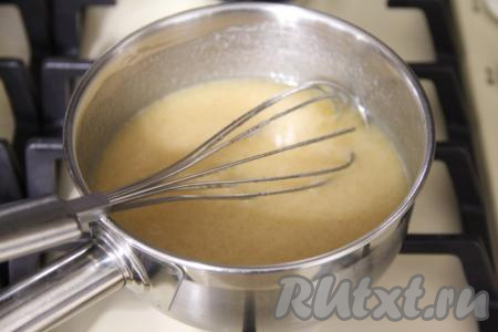 Поставить сотейник на огонь чуть ниже среднего и, помешивая, довести медово-масляную смесь до кипения.