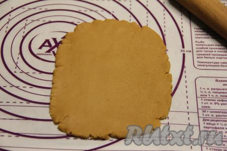 Разделить тесто на 8 частей. 7 частей будем использовать для приготовления пряников, 1 часть - для формирования украшения. Одну часть теста на слегка присыпанной мукой поверхности раскатать в не очень тонкий прямоугольник.