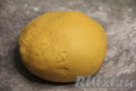 Добавляя понемногу муку в тесто для пряников, учитывайте, что тесто в процессе замеса должно стать пластичным и мягким. Поместить тесто в пакет и убрать в холодильник на 2-3 часа.