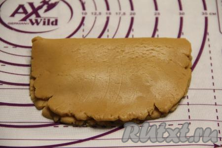 И накрыть повидло второй частью теста.