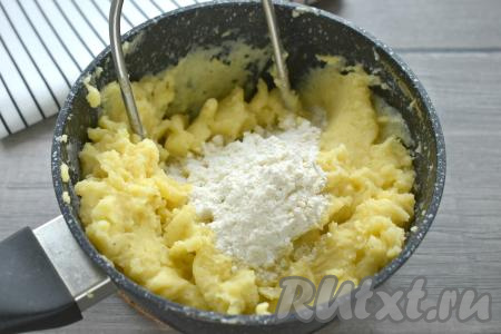 Всыпаем в картофельное пюре 2 столовых ложки муки.