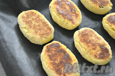 Выкладываем картофельные зразы с грибами на противень, заранее застеленный ковриком (или пергаментной бумагой) для выпечки и отправляем в хорошо разогревшуюся духовку. Запекаем зразы при температуре 200 градусов 15 минут с одной стороны, затем переворачиваем и готовим 10 минут с другой стороны.