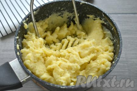 В результате должно получиться в меру густое картофельное пюре.