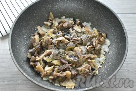 Для приготовления грибной начинки для зраз можно взять шампиньоны, предварительно вымытые, а затем нарезанные достаточно мелко. Можно взять и заранее отваренные в течение 30 минут лесные грибы. Варёные лесные грибы нужно будет немного остудить и нарезать помельче. Я взяла предварительно отваренные и замороженные лесные грибочки, разморозила их и мелко нарезала. Подготовленные грибы выкладываем к обжаренному луку, по вкусу солим, перемешиваем, обжариваем 7-8 минут, иногда помешивая, затем убираем с огня и остужаем.