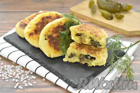 Аппетитные, вкусные, ароматные и сытные картофельные зразы с грибами достаём из духовки и подаём к столу горячими, дополнив, по желанию, соленьями, свежими овощами или сметаной.