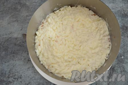 Смазать слой белков майонезом.