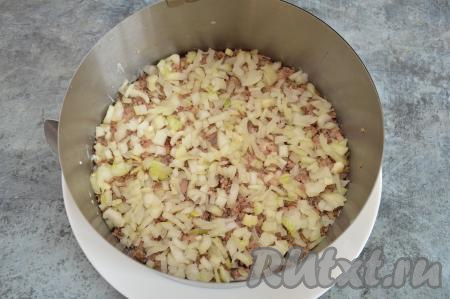 Лук очистить, мелко нарезать. Я для того чтобы убрать горечь с нарезанного лука, перекладываю его в сито, обдаю кипятком и оставляю на несколько минут, чтобы с лука стекла вода. Если вы используете лук сладких сортов (например, сладкий красный лук), то его можно не обдавать кипятком. Ровным слоем разложить лук поверх рыбы.