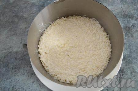 Смазать рис сверху тонким слоем майонеза.